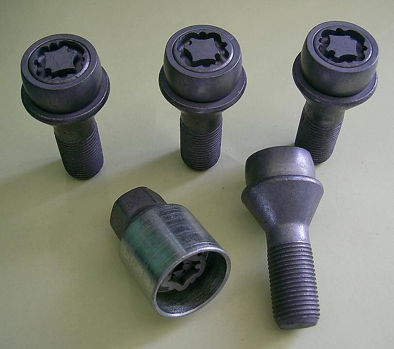 KIT ANTIRROBO PARA LLANTA DE CHAPA - 16 TORNILLOS. PROPULSIÓN