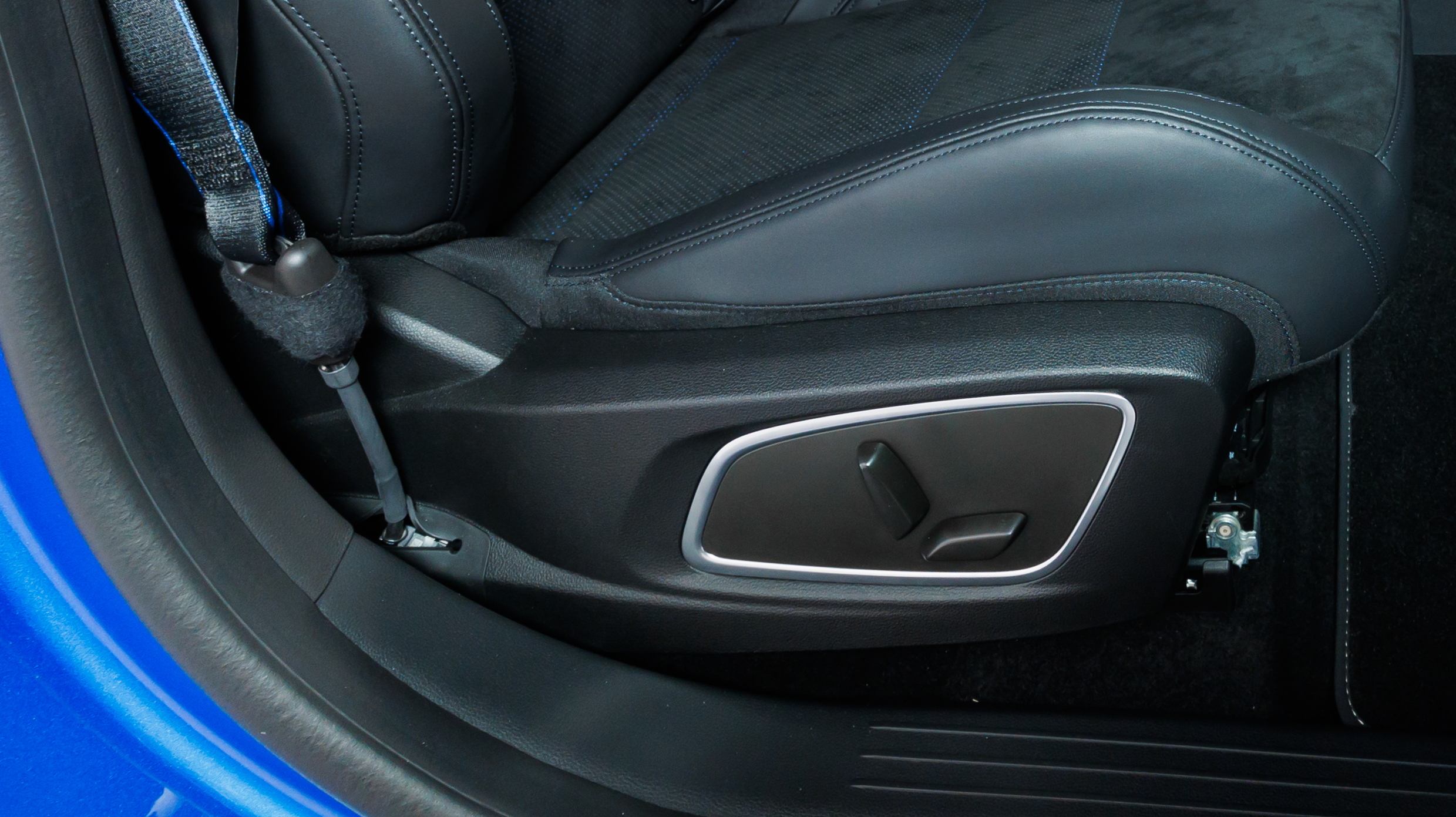 asientos delanteros con regulación manual longitudinal/altura+ inclinación del respaldo